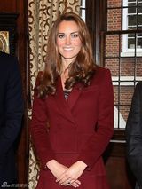 组图：凯特王妃枣红套装现身伦敦 与威廉恩爱出行