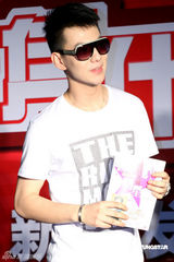 幻灯图：“内地造星教父”出书 陈子嘟称新秀缺内涵