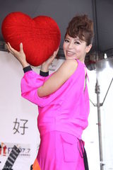 组图：丁当签唱会目睹男男热吻 称很想谈恋爱