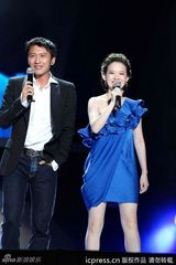 组图：谢霆锋献唱演唱会 蔡依林露胸垫上下走光