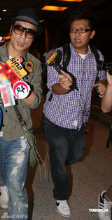 幻灯图：许志安亮相香港机场 闭口不谈郑秀文