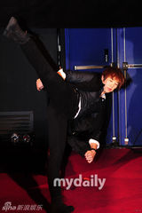 组图：ukiss东浩等出席新剧《Holy Land》发布会