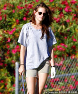 组图：斯图尔特大晒高尔夫球技 挥杆动作英气逼人