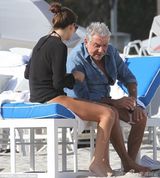 组图：90后小女友乳沟诱人 帮73岁时尚大佬更衣