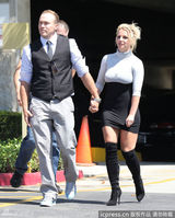 组图：布兰妮紧身裙显巨胸 与男友出街十指紧扣