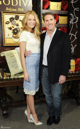 高清组图：布莱克-莱弗利镂空蕾丝礼服甜美亮相