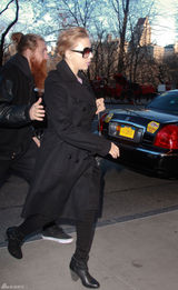 高清组图：斯嘉丽-约翰逊街拍LOOK黑色大衣有型