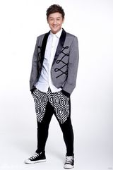 组图：陈浩民登杂志封面 尽展夏日成熟魅力