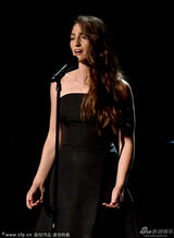 组图：歌手莎拉-巴莱勒斯黑色礼服裙登台