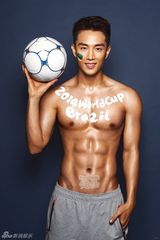 组图：戚薇男友李承铉赤裸上身秀人鱼线