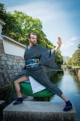 组图：节操碎一地！大胡子辣妹挤乳沟露大腿