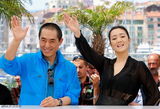 组图：《归来》主创亮相 巩俐拥抱张艺谋女儿