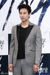 组图：韩星孙艺珍宣传新片小心落座防走光