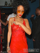 组图：蕾哈娜艳红薄纱蔽体春色遮不住