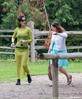 组图：单身水果姐惹不起！变身“毛毛虫”开骂