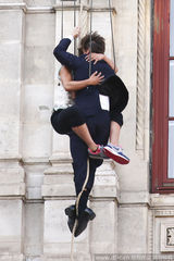 组图：汤姆-克鲁斯吊威亚 与美女空中拥抱说笑