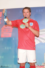 组图：欧文访港秀球技 与美女球迷亲密接触