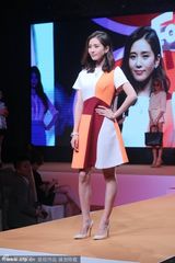 组图：刘诗诗穿高跟鞋饮香槟 自破怀孕传言