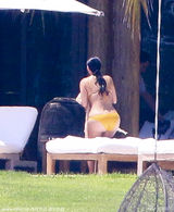 组图：卡戴珊带爱子度假 婚礼后臀围被无情放纵