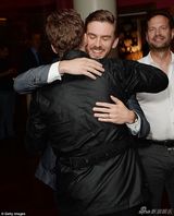 组图：卷福捧场大表哥新片 两美男热拥画面看醉