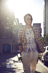 明星爱街拍：沙溢潮范儿出街 绽放温暖笑容