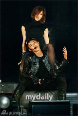 幻灯图：组合2PM举行首场演唱会 2AM作为嘉宾助兴