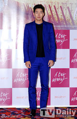 组图：韩星尹珍瑞镂空白裙优雅亮相试映会