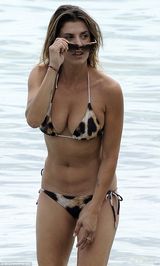 组图：女主播比基尼豪放露点 胸部浑圆肉贴男友