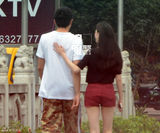 组图：林更新蒋梦婕散步吃拉面 挽胳膊轻抚背
