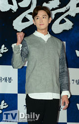 组图：李贞贤出席试映会 白裙显清新纯美