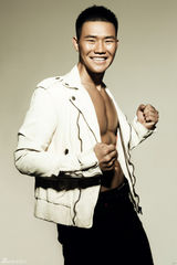 组图：谢孟伟写真大秀腹肌酷man十足