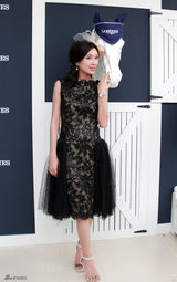 组图：杨恭如亮相马术赛 纱裙搭礼帽尽显贵妇范