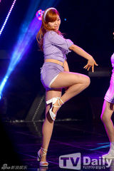 组图：女团f(x)夺冠 宋茜捧奖杯激动蹦跳