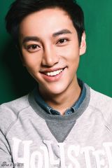 组图：徐可写真帅气来袭 彰显大男孩青春个性