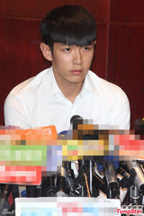 组图：柯震东台北道歉会气色不佳 情绪较为镇定