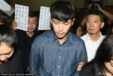 组图：柯震东抵台一脸倦容 媒体簇拥现场混乱