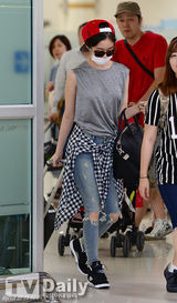 组图：韩团T-ara智妍归韩 机场服饰显身姿