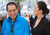 组图：《归来》主创亮相 巩俐拥抱张艺谋女儿