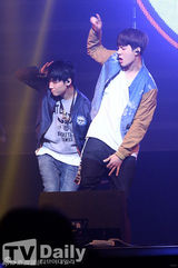 组图：男团GOT7回归秀 挥汗献唱卖力演出