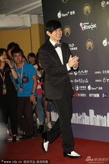 组图：林俊杰4度入围金曲终封王 激动连吻奖杯