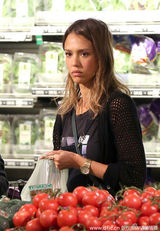 组图：阿尔芭带爱女购物 变家庭主妇星味儿全无