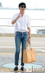 组图：韩星朴瑞俊穿白衬衣牛仔裤变森男