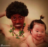 组图：日本父女逗比泡澡照走红 蠢萌犯二又有爱