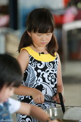 组图：Kimi带队做刨冰 俊俏外形让多多分不清