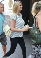 组图：抖奶超模现身街头 休闲T恤难掩丰满上围