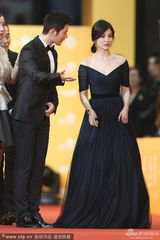 组图：宋慧乔低胸裙肌肤如雪 黄晓明抢着护花