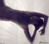 组图：话题女王麦莉MV预告三点式自摸诱惑