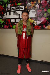 组图：群星红衣出席篮球赛 容祖儿李克勤又背又抱