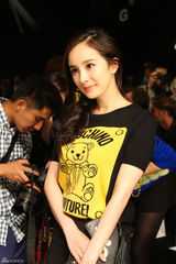 组图：杨幂看秀上围丰满 清新俏丽获总监合影