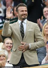 组图：贝克汉姆西装助阵温网 与记者挥手微笑